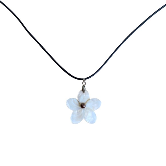 Jewelry - NWOT Seashell White Flower Pendant Necklace (18” Cord)